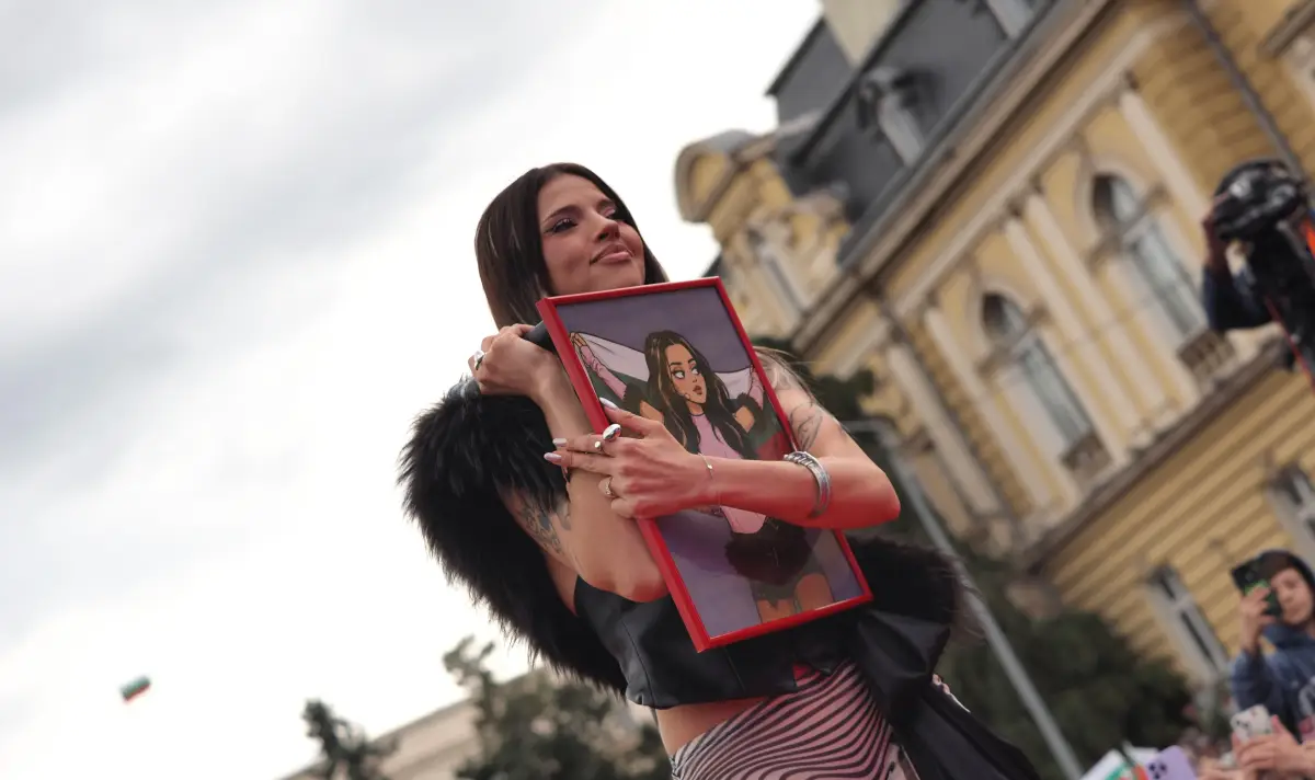 Скандално: Искат 3 евро за снимка с DARA! ᐉ Новини от Fakti.bg - Любопитно  | ФАКТИ.БГ